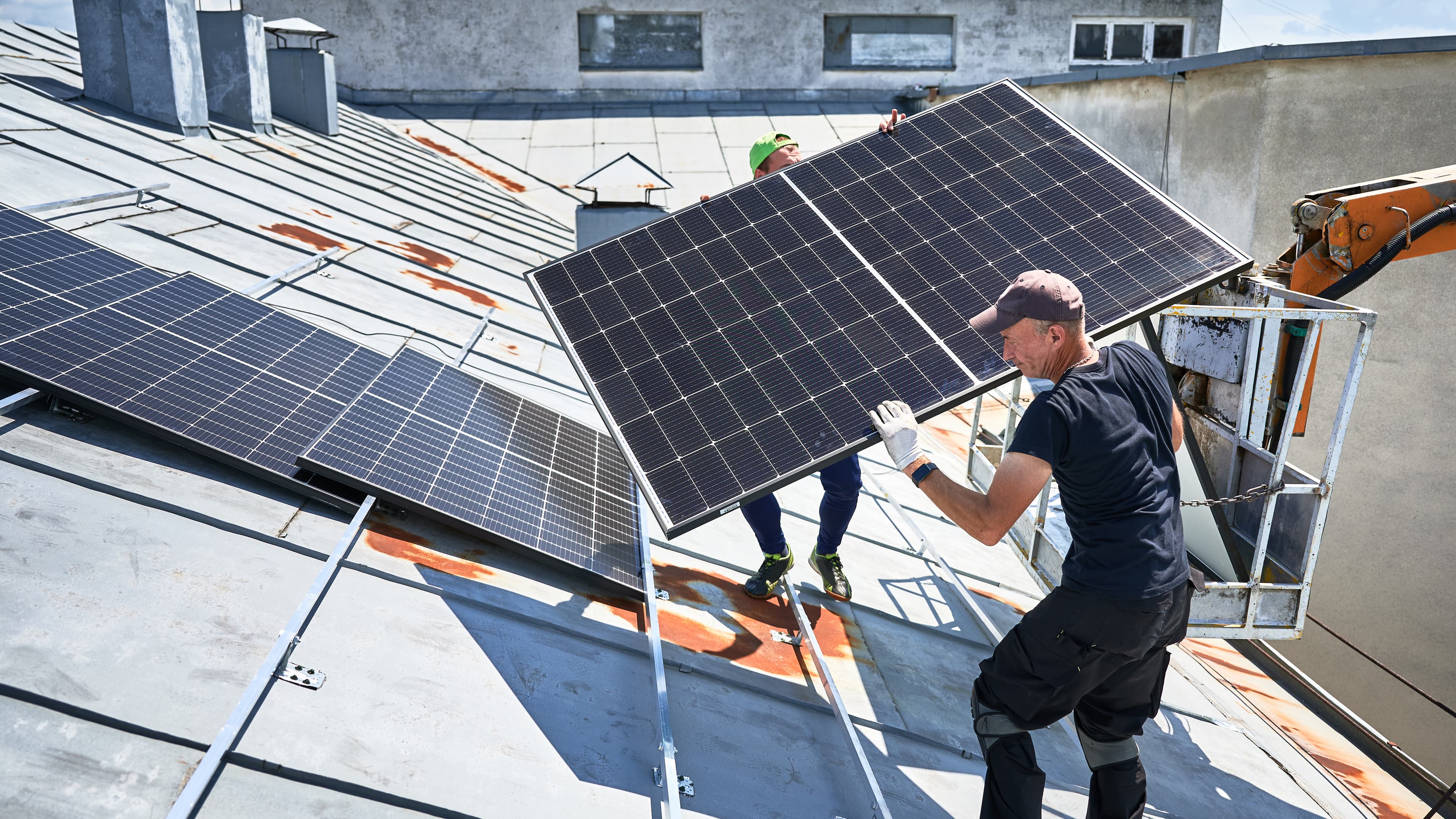 Instalación real de placas solares en una vivienda de Vigo